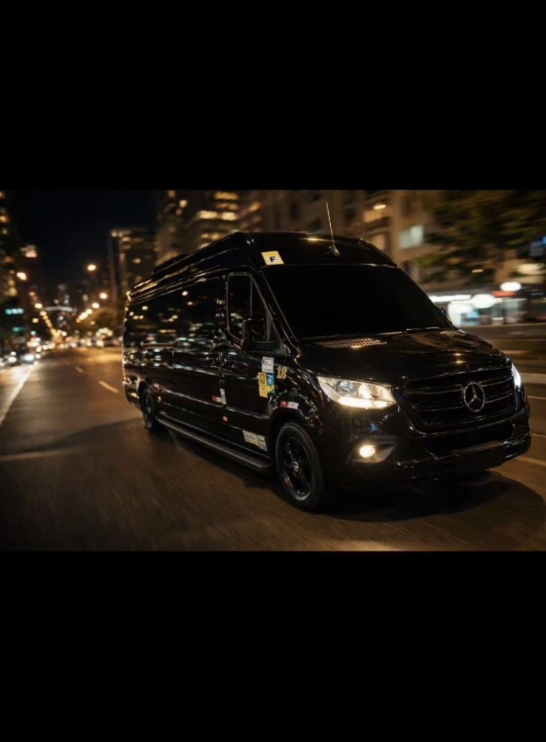 Van executiva premium Mercedes-Benz Sprinter da CW Global em trajeto noturno